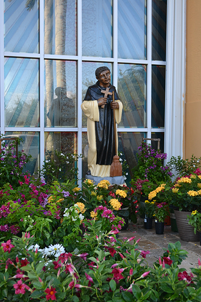 Imagen de St. Martin de Porres, el patrón de la parroquia del mismo nombre, en Leisure City.