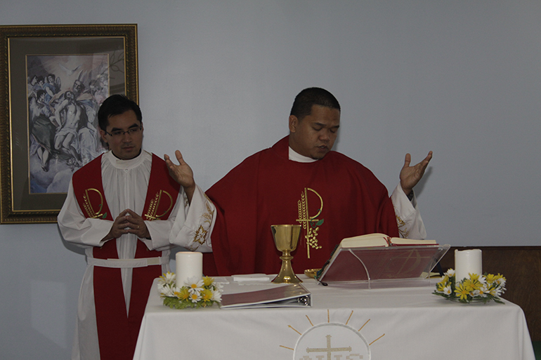 Father Rafael Lavilla, a native of the Philippines who works in the Diocese of St. Augustine, celebrates the daily Mass in Spanish during SEPI's immersion course in the language and culture. Behind him is Father Phillip Tran, newly ordained for the Archdiocese of Miami, who took the course as a deacon last year.