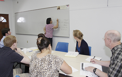 Lydia Hoyo, profesora del Programa realizado del 14 de junio al 2 de julio en el Instituto Pastoral del Sureste (SEPI), explica a sus alumnos la pronunciaci&oacute;n de algunos t&eacute;rminos eucar&iacute;sticos.