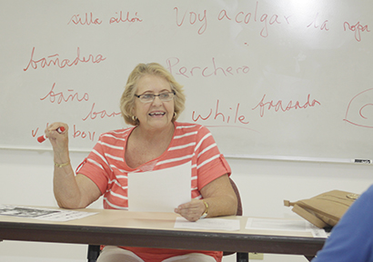 Margarita Voigt Poza, profesora voluntaria del programa de Inmersión en el Idioma Español y su Cultura del Instituto Pastoral del Sureste, SEPI, enseña a pronunciar correctamente en español algunos términos eucarísticos, durante una clase de lectura y pronunciación.