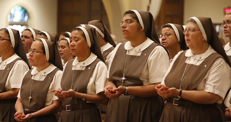 Las Hermanas de las Siervas de los Corazones Traspasados de Jesús y María participan en la Misa por su 25 aniversario, en la Catedral St. Mary, el 15 de agosto.