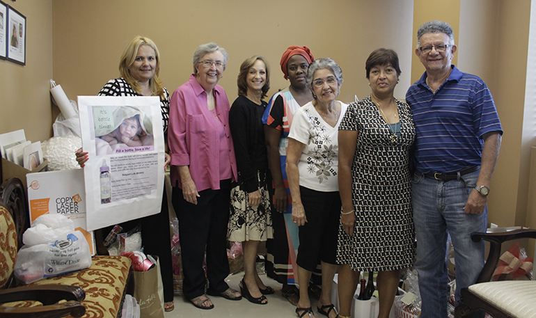 Los trabajadores y voluntarios de la Oficina de North Dade de Respeto a la Vida. Desde la izquierda, Maggie Olmedo, consejera del centro, Mary Tate, coordinadora del programa, Teresa Moisés, Zeneida Gedeluz, Mónica Fernández, Edna Zalnaski y Constantino Olivardia.