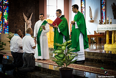 El fundador del movimiento, Victor Evins (derecha) y Mauricio Palacios renuevan su compromiso como hermanos laicos consagrados de la comunidad Misericordis Patris.