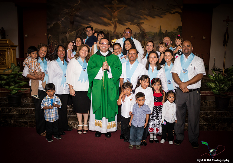 Los miembros de Castos por Amor que renovaron su compromiso durante la Celebración Eucarística por los 10 años del movimiento con sus hijos y con el P. Héctor Pérez, administrador de St. John the Apostle.