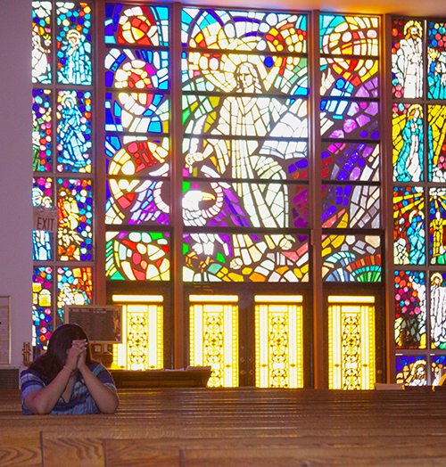 Una mujer reza durante el Fin de Semana de Reconciliación arquidiocesano, durante la Cuaresma del 2013, en la parroquia St. John the Apostle, en Hialeah.