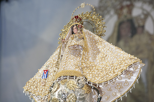 Imagen de la Virgen de la Caridad, patrona de Cuba, vestida para su fiesta.