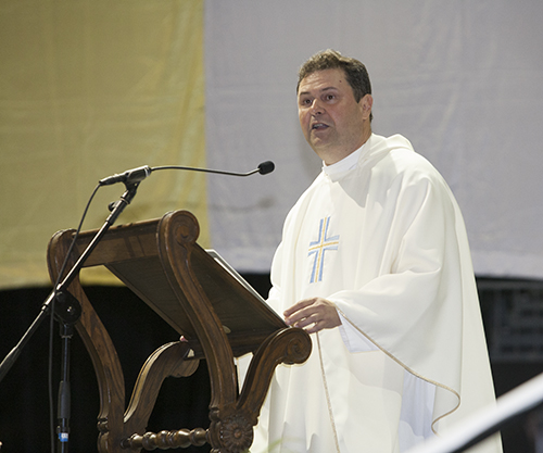 El P. Rolando Cabrera, administrador de la parroquia St. Catherine of Siena en Miami, predica la homilía en la Misa anual por la fiesta de la Virgen de la Caridad del Cobre.