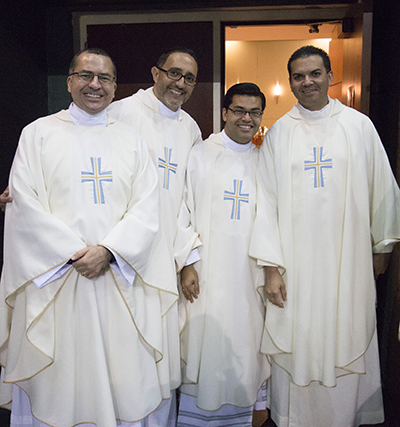 Sacerdotes arquidiocesanos se preparan para concelebrar la Misa por la Virgen de la Caridad. De izquierda a derecha: el P. Matias Hualpa, el P. Julio De Jesus, el P. Yamil Miranda y el P. Javier Barreto.