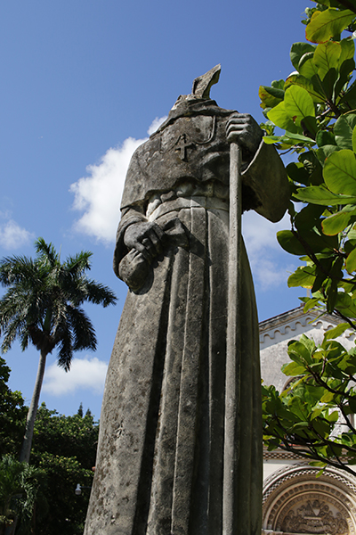 La estatua dañada de Santo Tomás de Villanova en la antigua Universidad Santo Tomás de Villanueva, en La Habana le falta la cabeza. La capilla y la universidad no han tenido uso eclesiástico desde que fueron incautados por las autoridades cubanas, después la operación militar estadounidense de Bahía de Cochinos, en 1961.