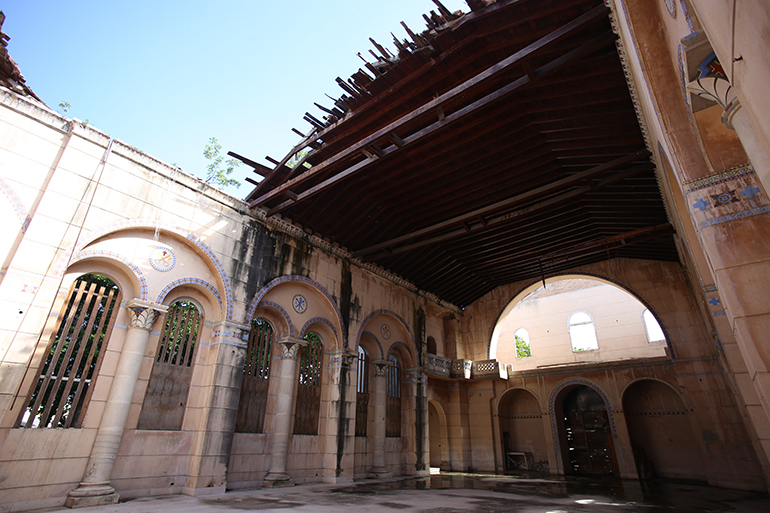 La capilla sin techo de la antigua Universidad Santo Tomas de Villanueva, en La Habana fue devuelto a la custodia de la iglesia local en el 2009, pero no se ha usado desde poco después de la operación militar de la Bahía de Cochinos, en 1961.