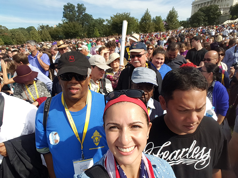 "Selfies" fueron una de las mejores maneras de capturar el número de personas presentes en Washington, DC para la visita del Papa Francisco. Esta selfie fue tomada después de que Francisco le hablara al Congreso, cuando miles de personas estaban tratando de salir del césped detrás del Capitolio. El cartel blanco enrollado, esa cosa que parece un palo detrás de mí, se convirtió en la señal para que el grupo de la Arquidiócesis de Miami se matuviera junto dentro de la gran multitud.