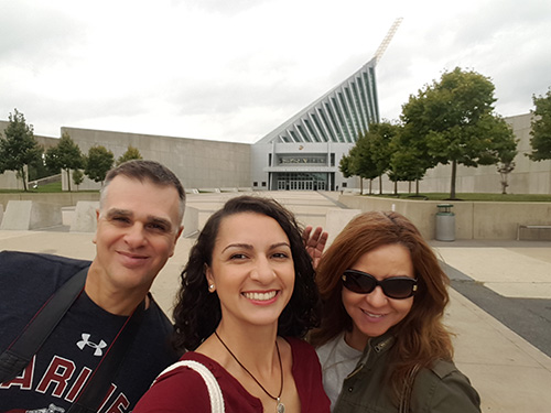 Mientras que el Papa Francisco tomaba parte en el Encuentro Mundial de las Familias en Filadelfia, yo me reuní con mi familia. Mi primo, un "Marine" estadounidense retirado, y su esposa viven en Spotsylvania, Virginia, casi a 1.000 millas de Miami, así que poder verlos fue una bendición entre las muchas bendiciones que he recibido en esta peregrinación. Aquí estamos en el Museo Nacional del Cuerpo de Marines.