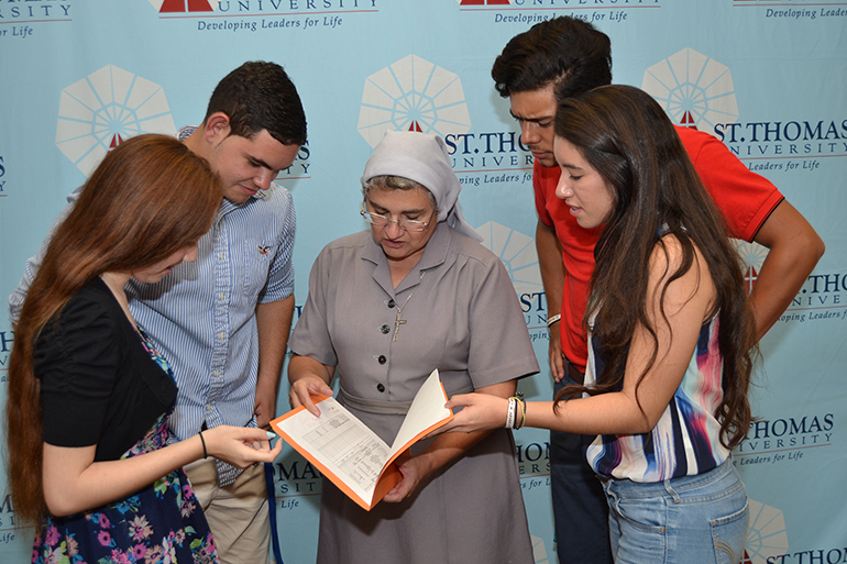 Claretian Sister Ondina Cortes of St. Thomas University discusses the academic year with incoming freshmen Sept. 9. From left are Alyssa Sanchez, Manuel Diaz, Sister Ondina, Paolo Ariano and Natasha Lopez.