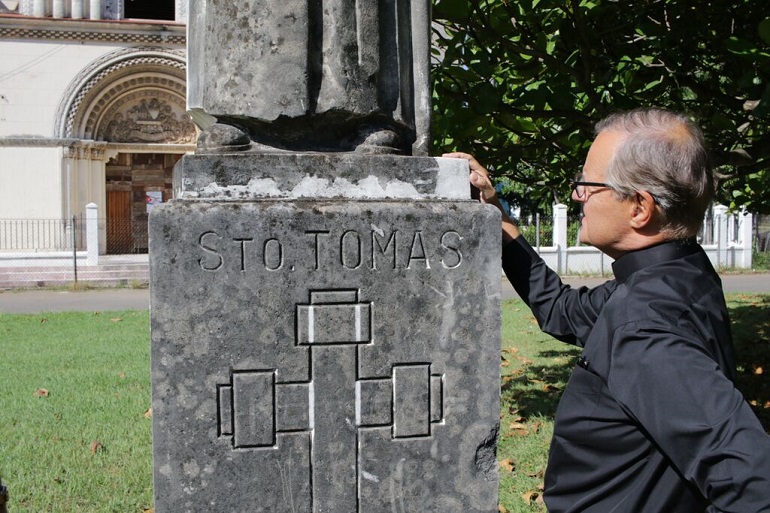 Mons. Franklyn Casale, presidente de St. Thomas University, en Miami, inspecciona la estatua dañada de Santo Tomás de Villanova, en la antigua Universidad Santo Tomás de Villanueva, en La Habana. La capilla no ha tenido uso eclesial desde que fue incautada por las autoridades cubanas, en 1961.