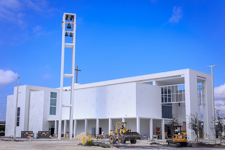 Vista de la torre del campanario y el exterior de la iglesia Our Lady of Guadalupe, en El Doral.