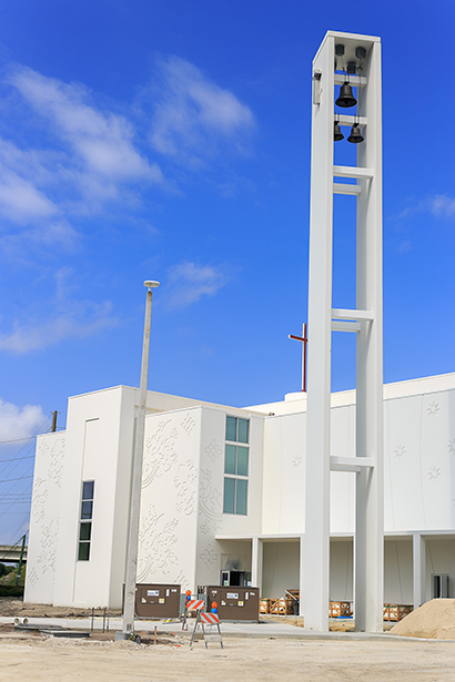 Vista de la torre del campanario y el exterior de Nuestra Señora
de Guadalupe, en El Doral.