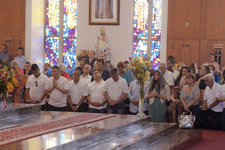 Cientos de feligreses llenaron la iglesia St. John the Apostle y algunos permanecieron parados durante la Misa que celebraba el 70 aniversario de la misma.