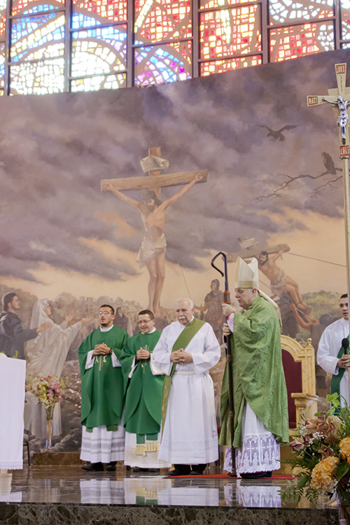 El Arzobispo Thomas Wenski reza durante la bendici&oacute;n final de la Misa que celebr&oacute; el 70 aniversario de la iglesia St. John the Apostle, en Hialeah. A la izquierda, el P. Iv&aacute;n Rodr&iacute;guez, vicario parroquial; el P. H&eacute;ctor P&eacute;rez, p&aacute;rroco; y el di&aacute;cono, Julke Llorens.