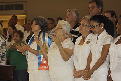 Las damas de blanco en Miami y el fundador del movimiento Democracia, Ramón Saúl Sánchez, (atrás derecha), participaron de la Misa para pedir que se encuentre una solucion justa para los  cubanos que se encuentran varados en Centroamérica.