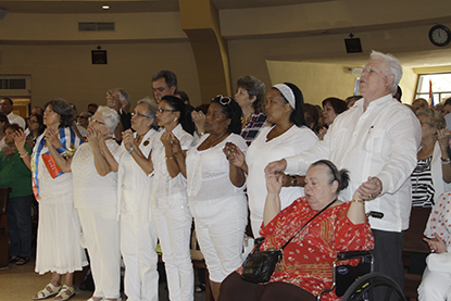 Integrantes de las damas de blanco y algunos opositores al régimen cubano en el exilio participaron de la Misa en la Ermita de la Caridad por los cubanos que se encuentran varados en Centroamérica.