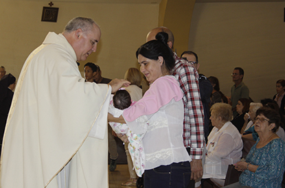 Lidia Garcia y Armando Zamora, llevaron a su hija recién nacida para ser bendecida en la Ermita de la caridad y también fueron para pedir por los cubanos que están tratando de llegar a los Estados Unidos.