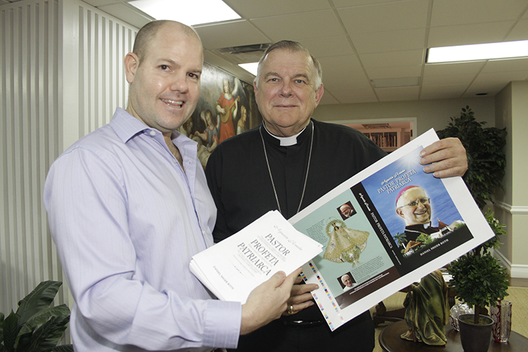 August 04, 2015
Miami
Rocío Granados

El periodista Daniel Shoer Roth le presenta lo que será la portada y la contraportada del Libro "Pastor, Profeta, Patriarca", biografía de Monseñor Agustín Román, al Arzobispo de Miami, Mons. Thomas Wenski. El libro es el resultado de 3 años y medio de investigación de Shoer con el patrocinio de la Ermita de la Caridad.

El periodista del Nuevo Herald, Daniel Shoer escribió la biografía de Mons. Agustín Román, que será presentado el 22 de agosto en La Torre de la Libertad, en Miami.