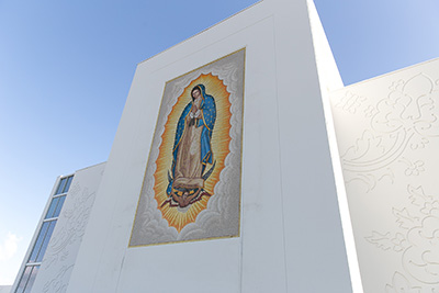 Vista del mosaico de la Virgen de Guadalupe de 26 pies de altura, es visible desde la autopista Turnpike.
