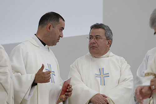 El P. Israel Mago, párroco de la iglesia Our Lady of Guadalupe, a la izquierda, habla con su predecesor y párroco  fundador de la parroquia, Mons. Tomás Marín, quien es ahora el párroco de la iglesia St. Timothy, en Miami.