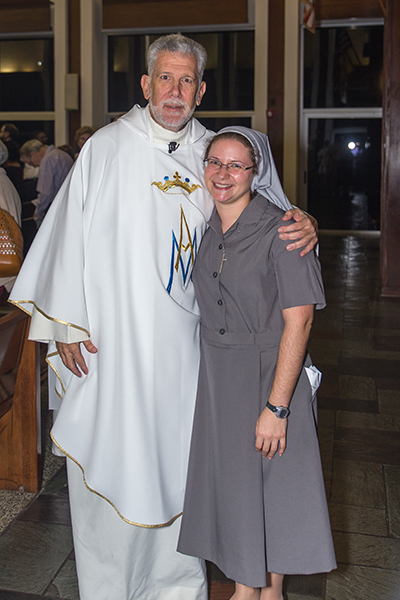 El P. José Luis Menéndez, párroco de la parroquia Corpus Christi, en Miami y celebrante principal de la Misa del 8 de diciembre, felicita a la Hna. Claretiana Ivette Habach después de su primera profesión.