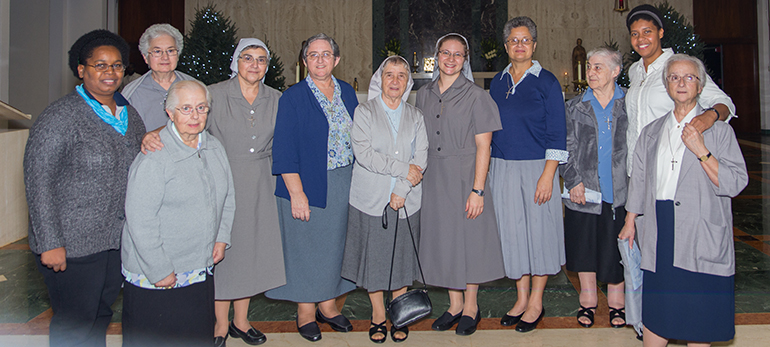 Las Misioneras Claretianas que trabajan en el Sur de La Florida posan con la religiosa que recién ha profesado sus votos, la Hna. Ivette Habach, después de la ceremonia.
