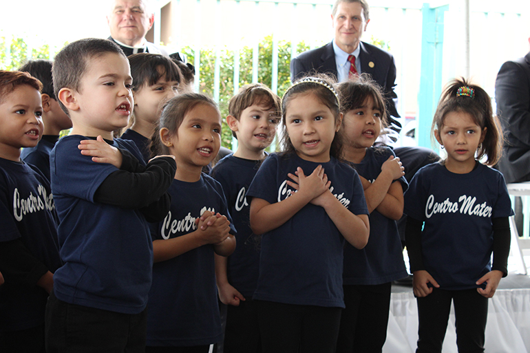 Los miembros del Coro de niños del Centro Mater cantan "Queremos un corazón feliz", durante la celebración del 20 aniversario del Centro Mater West, el 26 de enero.