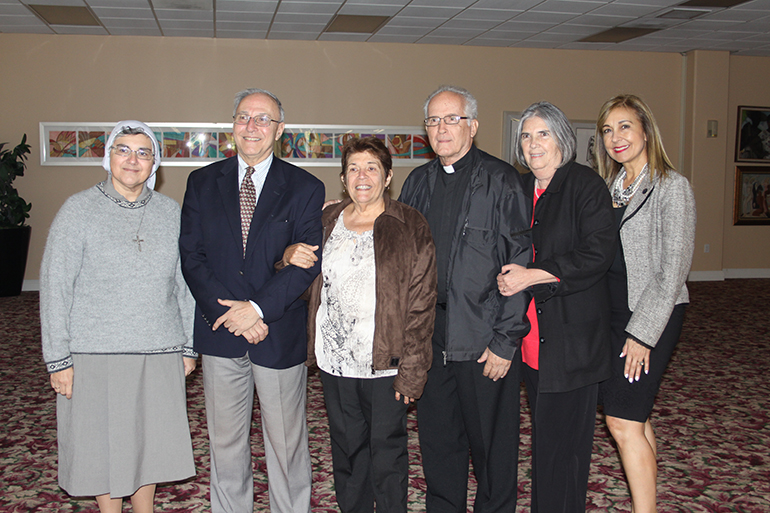 Momentos antes de la presentación, La Virgen de la Caridad: Historia y Devoción Popular, en la Universidad St. Thomas, posan para la foto, desde la izquierda, la Hna. Ondina Cortés, profesora de teología práctica, Emilio Cueto presentador del tema La Virgen de la Caridad en el Mundo, Olga Portuondo Zúñiga, presentadora del tema: origen del culto a la Virgen de la Caridad del Cobre, el P. Jorge Catasus, presentador del tema: las composiciones musicales a la Virgen, María Dolores Espino, profesora de Economía e Irma Becerra, rectora académica de la Universidad St. Thomas.