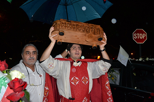 Protegiéndolo de la lluvia con sombrillas, el P. Elie Saade lleva la reliquia de San Sharbel en procesión, alrededor del estacionamiento de la Iglesia Católica Maronita Nuestra Señora del Líbano, donde los fieles la veneraron durante 24 horas, el 6 y 7 de febrero.