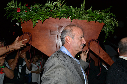 Los feligreses desafiaron la lluvia para llevar la reliquia de San Sharbel, colocada en una urna especial, por el estacionamiento de la Iglesia Católica Maronita Nuestra Señora del Líbano.