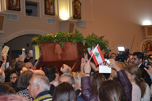 Los feligreses de Nuestra Señora del Líbano, dentro de la iglesia, reciben la reliquia de San Sharbel.