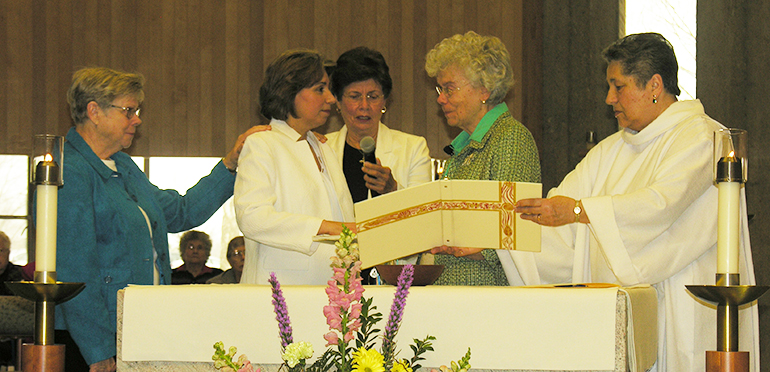 Dominican Sister Marilín Llanes professes first vows to Sister Attracta Kelly, prioress. Looking on, from left, are Sisters Mary Jane Lubinski, Rosa Monique Pena, and Marilyn Barnett.
