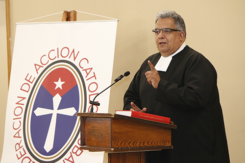 El Hno. Martín Rocha, visitador del Distrito de México y las Antillas de los Hermanos De La Salle, les habla a los antiguos federados y alumnos Lasallistas.