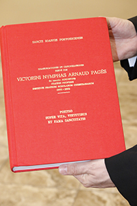 El "positio” del Hno. Victorino De La Salle, un libro encuadernado en rojo, con 566 páginas divididas en 10 partes, donde se encuentra toda la documentación necesaria para una canonización.