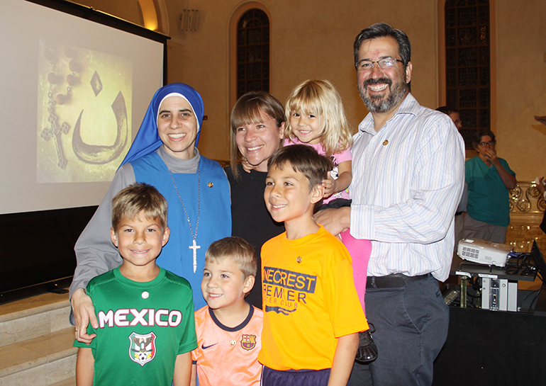 La familia Borjon, feligreses de St. Patrick, St. Agatha y Our Lady of Guadalupe, posan con la Hna. Guadalupe después de escuchar su testimonio sobre la Guerra y la persecución de cristianos en Siria. Desde la izquierda, arriba: La Hna. Guadalupe Rodrigo, la familia Borjon: Abril, Victoria y Ricardo. Abajo: Rico, Patricio y Leonardo Borjon.