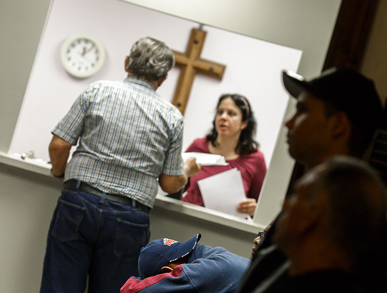 Algunos clientes que buscan ayuda con asuntos de inmigración esperan ser atendidos en la oficina de Catholic Legal Services, del centro de Miami.