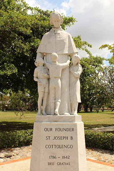 La estatua de San José Benito Cottolengo se encuentra en el campus del Centro Mariano, en honor al patrón de las Hermanas de San José Benito Cottolengo.