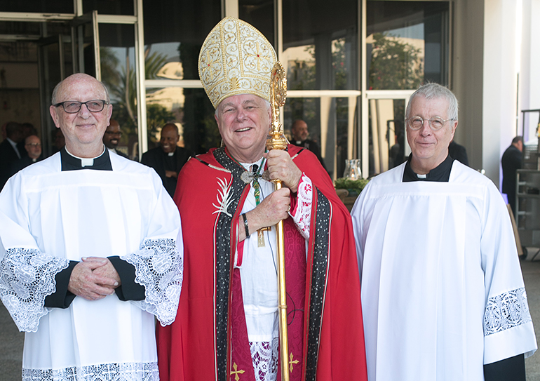 El Arzobispo de Miami Thomas Wenski posa afuera de la Capilla San Rafael con los otros dos sacerdotes que fueron ordenados con él, hace 40 años: a la izquierda, el P. Daniel Kubala, de St. Matthew, en Hallandale; y el P. Thomas Wisniewski, párroco de Mary Help of Christians, en Parkland. Un cuarto compañero de clase, el P. Richard Soulliere, no pudo asistir a la celebración porque a sus 93 años, no le gusta conducir por la noche.