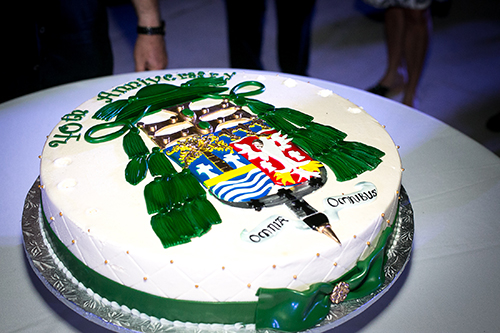 La torta del Arzobispo Thomas Wenski, por sus 40 años de sacerdocio, presenta su escudo de armas episcopal, junto con el de la Arquidiócesis de Miami. Su lema episcopal es: Omnia Omnibus: “Todo para todos”.