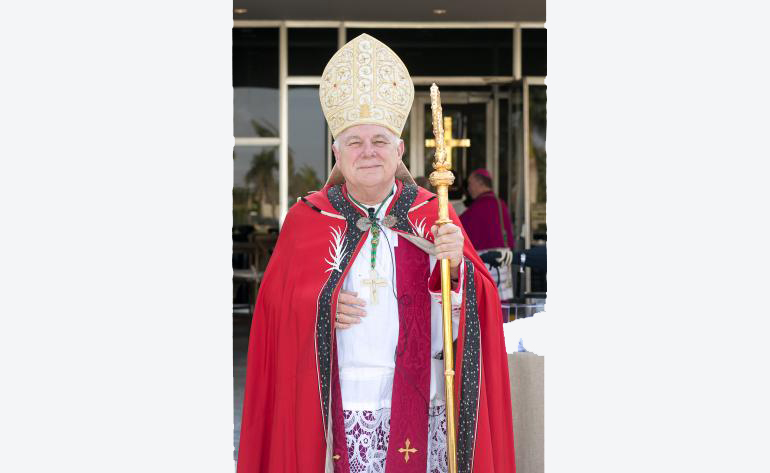 El Arzobispo de Miami, Thomas Wenski antes de entrar a la capilla San Rafael para el servicio de las vísperas, marcado sus 40 años como sacerdote.
