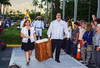 Laura and her husband Fernando Gomez, president of the Arch Confraternity of Our Lady of Charity lead to the Shrine in Miami, the image of Our Lady of Charity that was delivered to the Pope Francis during his recent visit to Cuba, asking him to take it to Cubans living outside the island as a symbol of love, reconciliation and forgiveness.