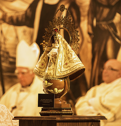 La imagen de la Virgen de la Caridad del Cobre que fue entregada por una familia cubana al Papa Francisco en su reciente viaje a Cuba, para ser llevada a los cubanos fuera de la Patria, llegó a la Ermita de la Caridad el 10 de mayo.