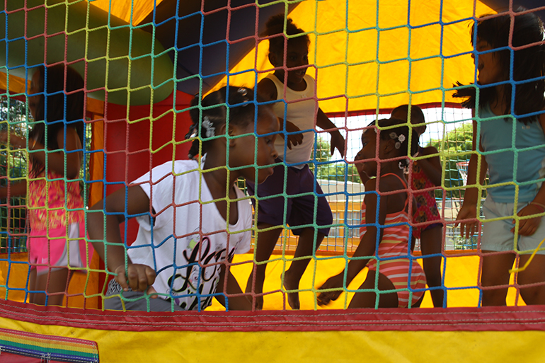 Niños del campamiento de verano de la escuela St. Mary Cathedral juegan en la casa inflable, una de las actividades que realizaron durante su día de agua en la escuela St. Michael the Archangel, en Miami donde fueron invitados.