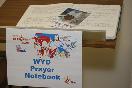 Un diario ubicado en el lobby del Centro Pastoral recoge las intenciones de oración que los peregrinos de Miami llevarán con ellos a Cracovia, para ofrecerlas en todas las Misas y servicios de oración de la JMJ.