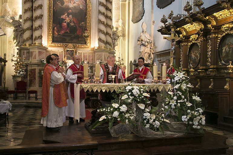 Archbishop Thomas Wenski celebrates Mass for Miami pilgrims at St. Anne Church in Old Town Krakow, accompanied by the priests who are serving as spiritual chaplains during the trip.