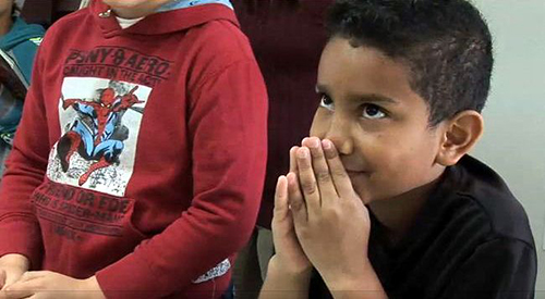 Una escena de “Creados a imagen de Dios: La catequesis para niños con necesidades especiales", un video de seis minutos de la Oficina arquidiocesana de Catequesis.